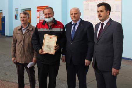 Брянские депутаты-коммунисты наградили рабочих локомотивного депо