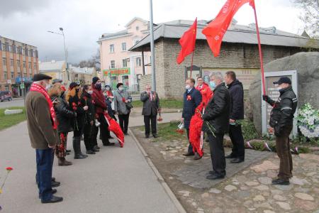 Коммунисты Пскова почтили память советских воинов и партизан