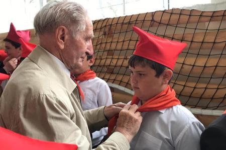В Карачаево-Черкесии в День пионерии состоялись слет юных патриотов, прием в ряды пионерской организации, встречи с ветеранами, субботник, возложения цветов, музейный урок