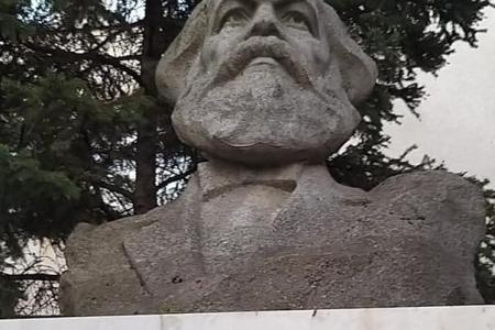 Коммунисты Карачаево-Черкесской Республики возложили цветы к памятнику Карлу Марксу