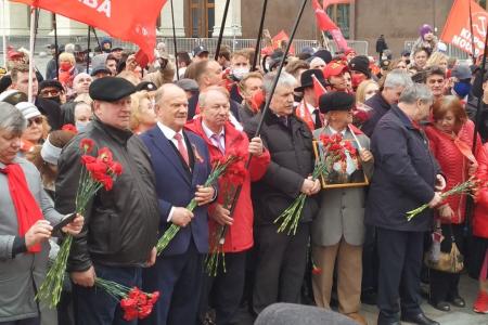 9 мая коммунисты прошли по центру Москвы под красными знаменами