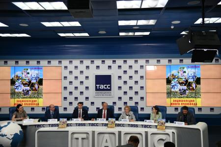 В ТАСС прошла пресс-конференция, посвященная выходу в свет книги Г.А. Зюганова "Энциклопедия юного пчеловода"