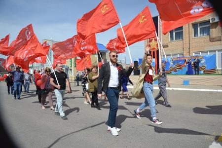 Астраханские коммунисты приняли участие в праздничном шествии, посвященном Дню Победы