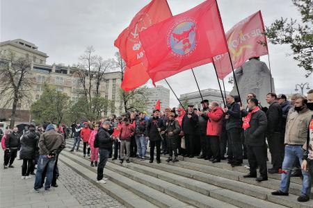 9 мая коммунисты прошли по центру Москвы под красными знаменами