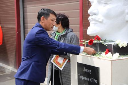 Кызыл. Тувинские коммунисты установили памятник Владимиру Ильичу Ленину