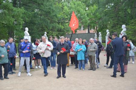 Отблески пламени Парижской коммуны в далекой Сибири: Новосибирцы возложили цветы к мемориальной плите Адриена Лежена