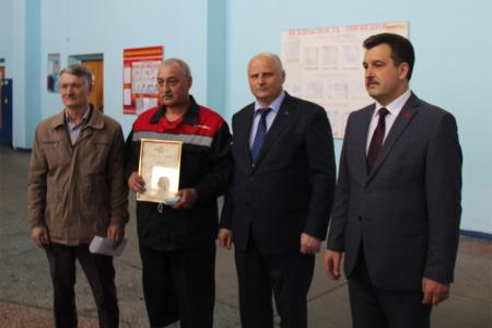 Брянские депутаты-коммунисты наградили рабочих локомотивного депо