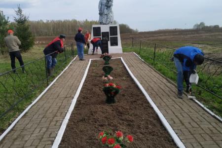 Калужские коммунисты привели в порядок воинское захоронение и памятник советским воинам