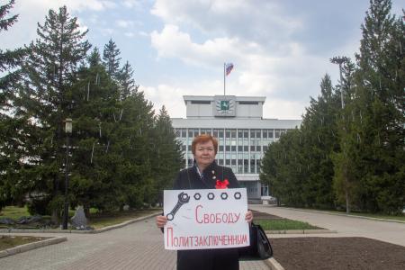 Томские коммунисты отметили Первомай одиночными пикетами и возложением цветов