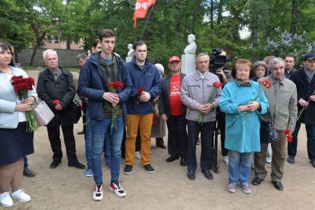 Отблески пламени Парижской коммуны в далекой Сибири: Новосибирцы возложили цветы к мемориальной плите Адриена Лежена