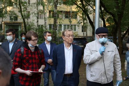 Москва. В.Г. Поздняков принял участие во встрече с жителями Шукино, чтобы отстоять парк возле Курчатовского ДК