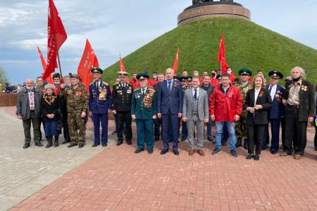 Коммунисты Чувашии и их верные сторонники отметили 9 Мая с копиями знамени Победы в руках