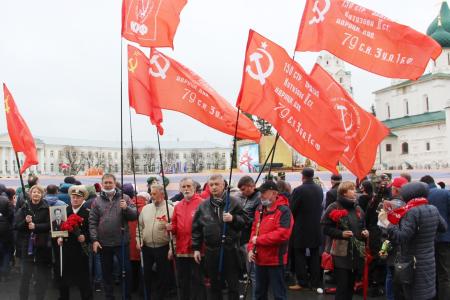В день Победы ярославские коммунисты возложили красные гвоздики к Вечному огню