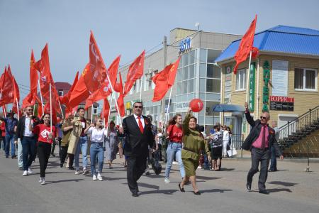 Астраханские коммунисты приняли участие в праздничном шествии, посвященном Дню Победы