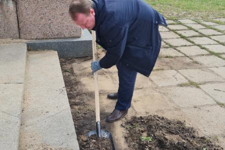 Ивановские коммунисты провели субботник на мемориале «Красная талка»