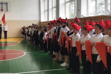 В Карачаево-Черкесии в День пионерии состоялись слет юных патриотов, прием в ряды пионерской организации, встречи с ветеранами, субботник, возложения цветов, музейный урок