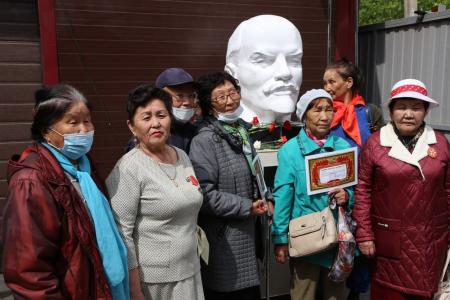 Кызыл. Тувинские коммунисты установили памятник Владимиру Ильичу Ленину
