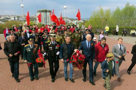 Коммунисты Чувашии и их верные сторонники отметили 9 Мая с копиями знамени Победы в руках