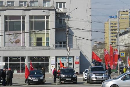 Полиция помешала КПРФ провести автопробег в честь Первомая в центре Новосибирска