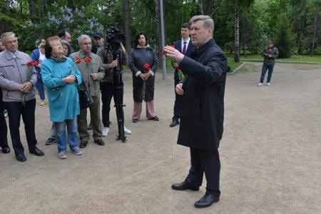 Отблески пламени Парижской коммуны в далекой Сибири: Новосибирцы возложили цветы к мемориальной плите Адриена Лежена