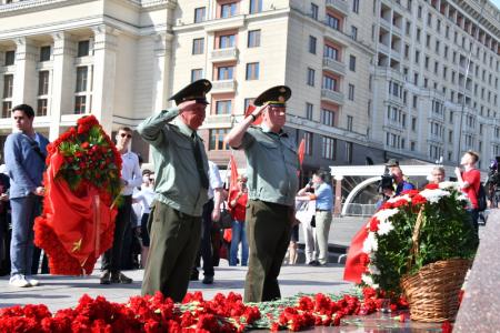 В Москве состоялась памятная церемония КПРФ с возложением цветов к Могиле Неизвестного солдата