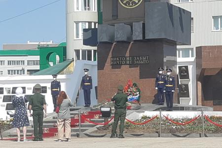 Коммунисты Якутии возложили цветы к монументу Победы «Всадник Манчаары»