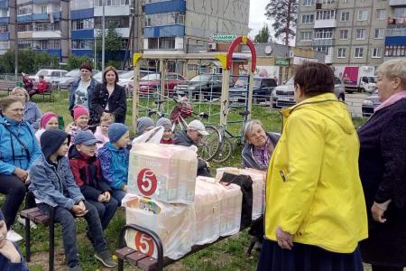 1 июня КПРФ нижегородские коммунисты вручили более тысячи подарков  будущим первоклассникам