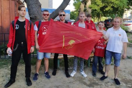 Саратовский комсомол провел акцию "Красные в городе"