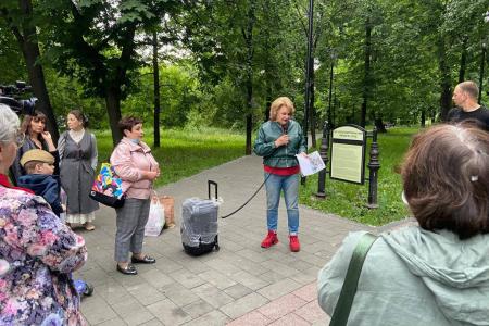 Москва. Лидер ВЖС «Надежда России» Нина Останина  провела встречу с жителями района Лефортово