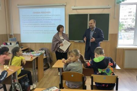 Рязанская область. Депутаты-коммунисты подарили школьникам спортинвентарь