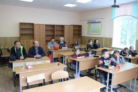 Рязанская область. Депутаты-коммунисты подарили школьникам спортинвентарь