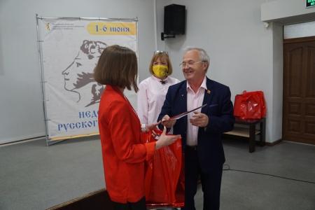 Ярославская область. Александр Воробьев вручил подарки детям  и наградил лучших социальных работников