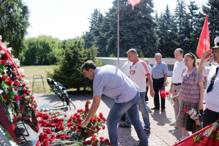 Саратовские коммунисты отметили День памяти и скорби