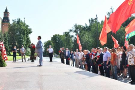 В Москве состоялась памятная церемония КПРФ с возложением цветов к Могиле Неизвестного солдата