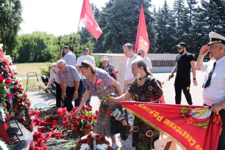 Саратовские коммунисты отметили День памяти и скорби