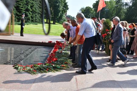 В Москве состоялась памятная церемония КПРФ с возложением цветов к Могиле Неизвестного солдата