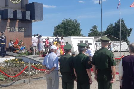 Коммунисты Якутии возложили цветы к монументу Победы «Всадник Манчаары»