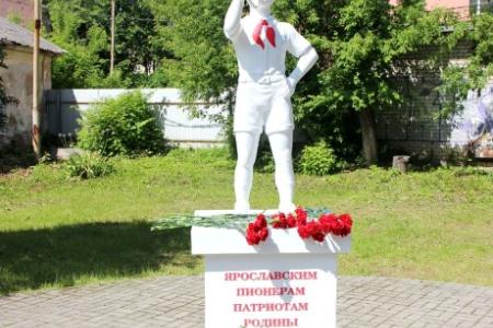 Ярославль. Коммунистов не пустили на открытие памятника ярославским пионерам