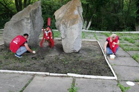 Коммунисты Карачаево-Черкесии почтили память погибших в годы Великой Отечественной войны