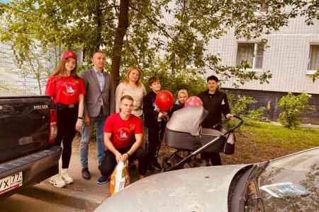 Московская область. В День защиты детей коммунисты поздравили ребятишек и вручили им подарки