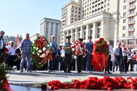В Москве состоялась памятная церемония КПРФ с возложением цветов к Могиле Неизвестного солдата
