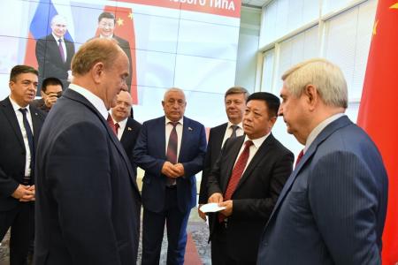 Г.А. Зюганов в Госдуме принял участие в открытии выставки, посвященной 100-летию образования Коммунистической партии Китая