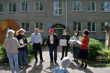 Московская область. В День защиты детей коммунисты поздравили ребятишек и вручили им подарки