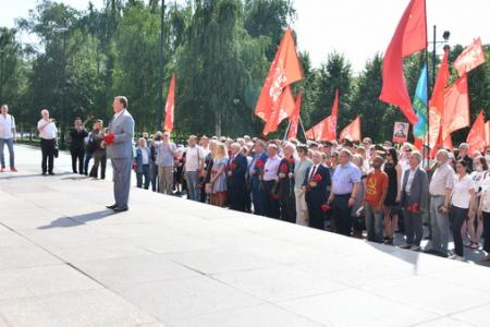 В Москве состоялась памятная церемония КПРФ с возложением цветов к Могиле Неизвестного солдата