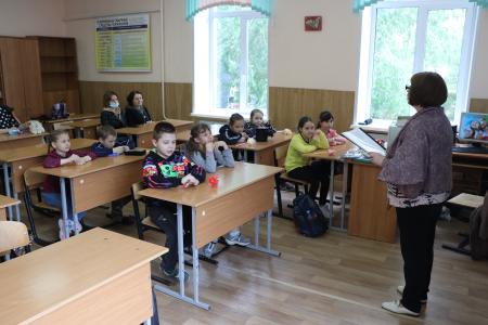 Рязанская область. Депутаты-коммунисты подарили школьникам спортинвентарь