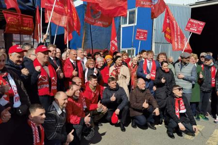 ДНР. КПРФ подарила музыкальной детской школе в Горловке концертный рояль