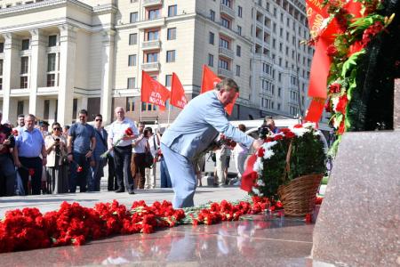 В Москве состоялась памятная церемония КПРФ с возложением цветов к Могиле Неизвестного солдата