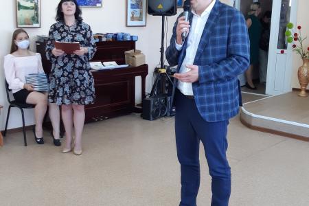 Тюменская область. Депутат Иван Левченко наградил победителей детского творческого конкурса