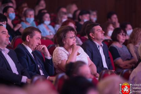 Республика Крым. Коммунисты поздравили соцработников с профессиональным праздником