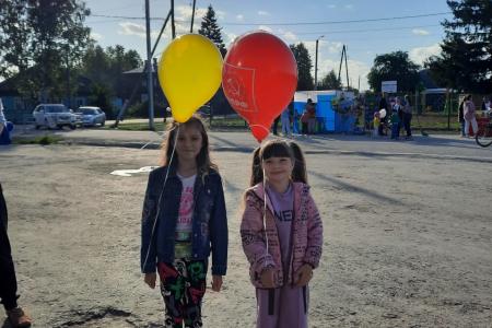 Свердловские коммунисты устроили праздник детям из детдома и стали соорганизатором городских гуляний в Сосьве